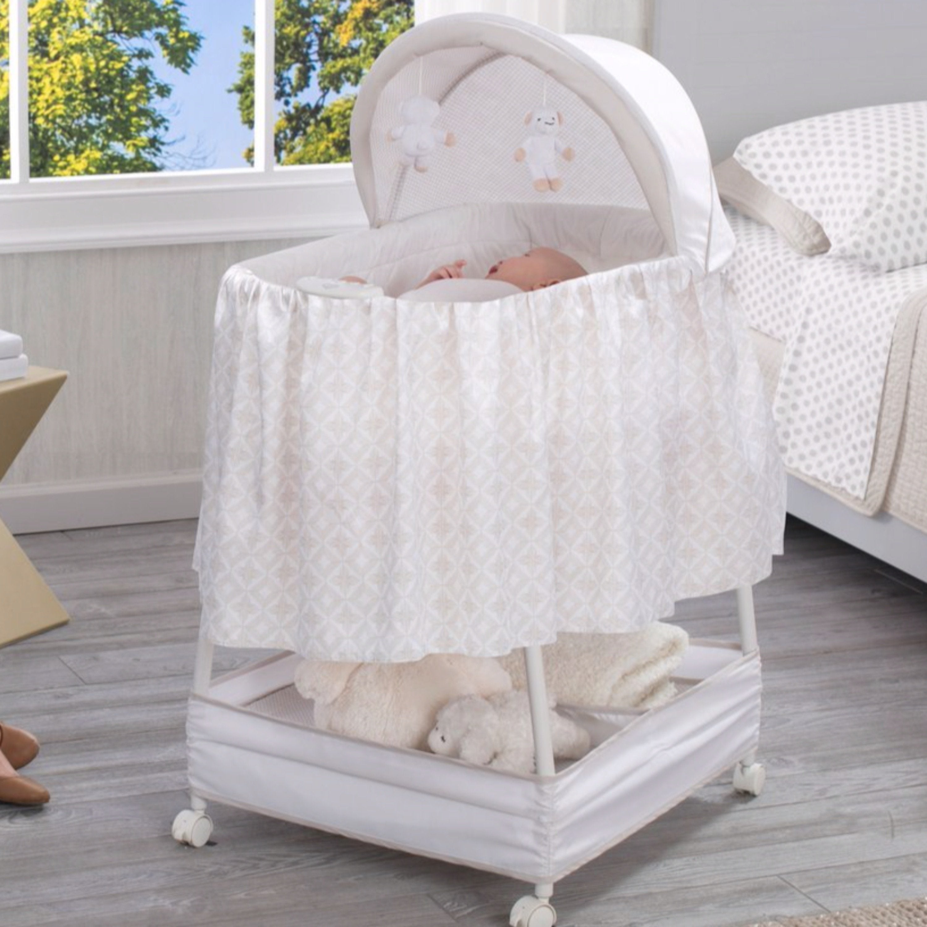 Gliding Bassinet Delta Children