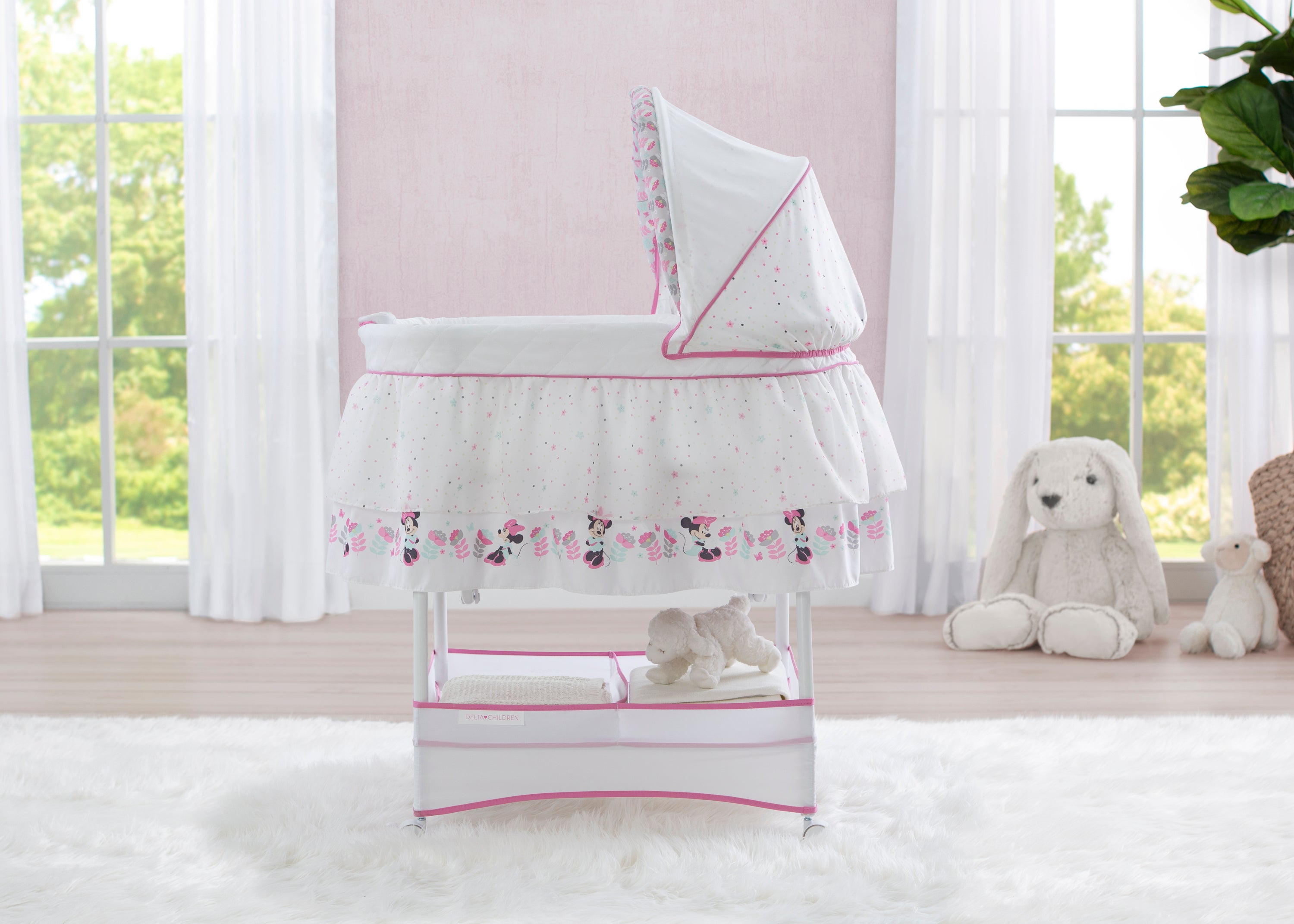 Minnie Boutique Gliding Bassinet Delta Children