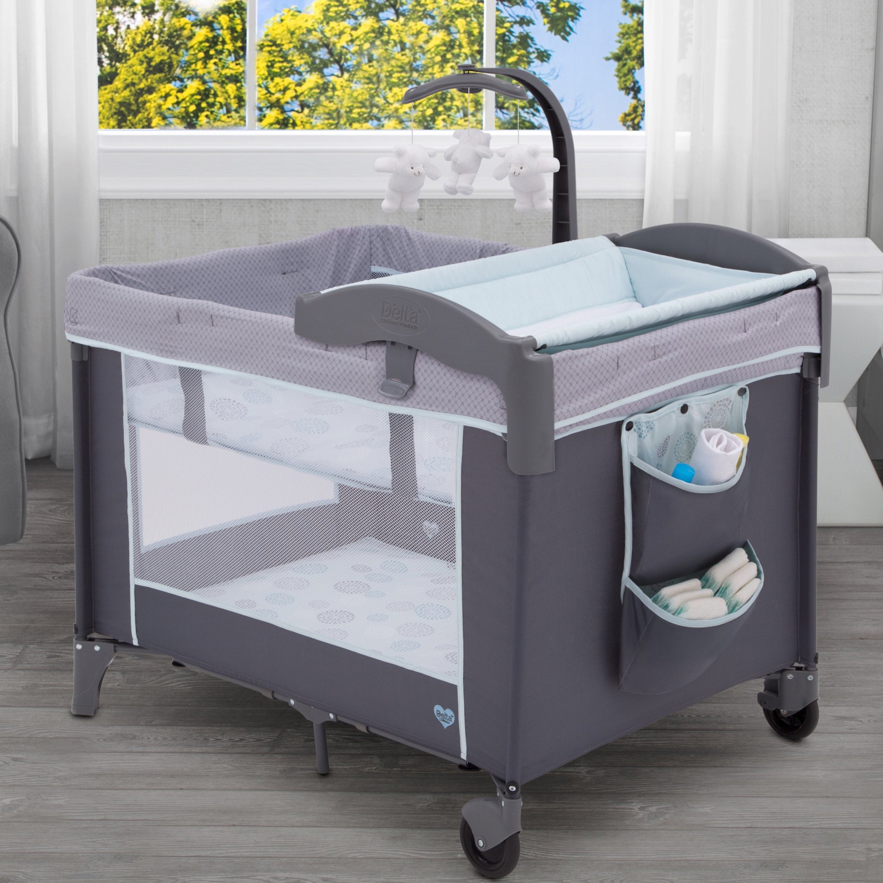 delta children LX Deluxe Portable Baby Play Yard With Removable Bassinet and Changing Table