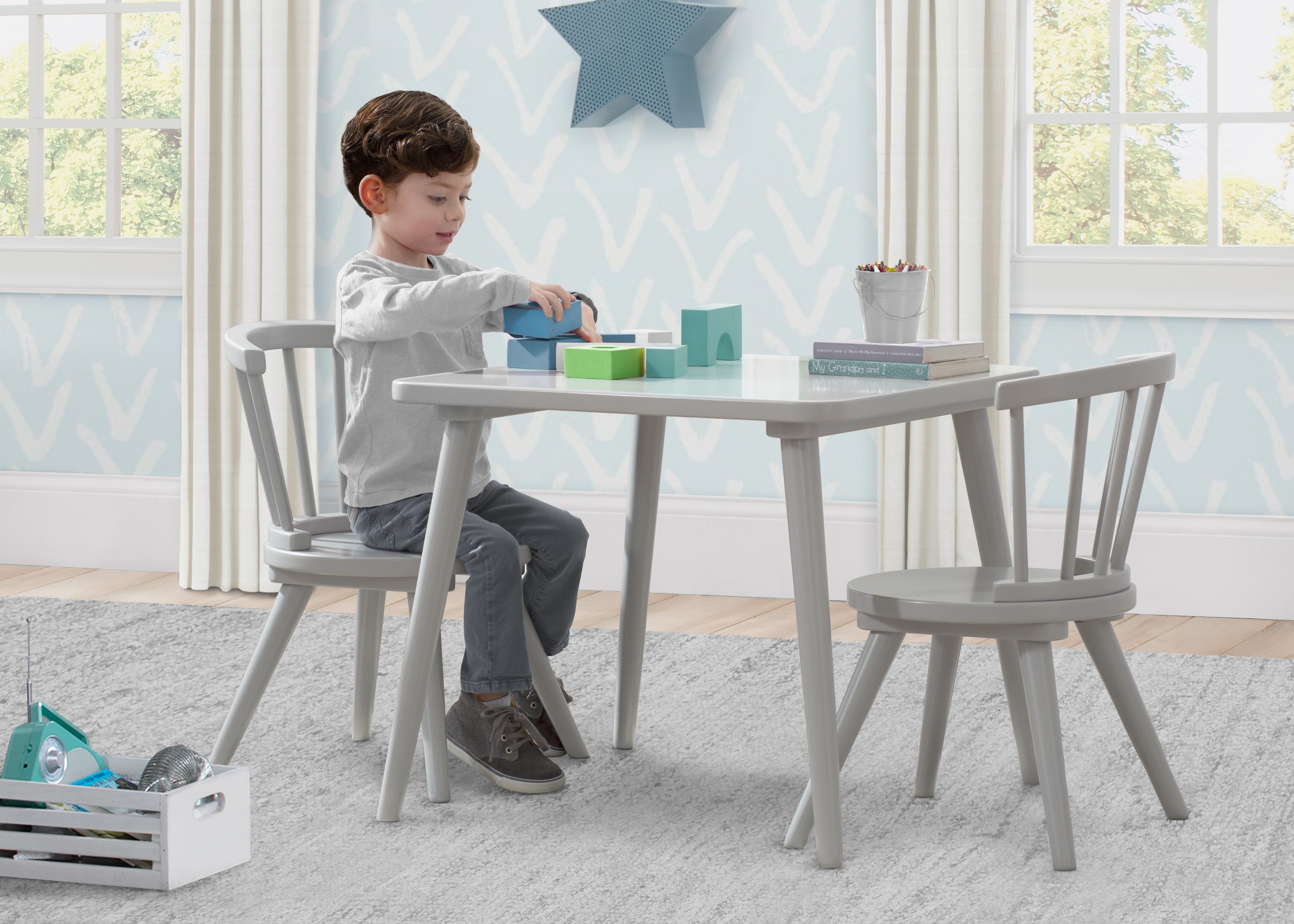 delta children's Windsor Table & 2 Chair Set