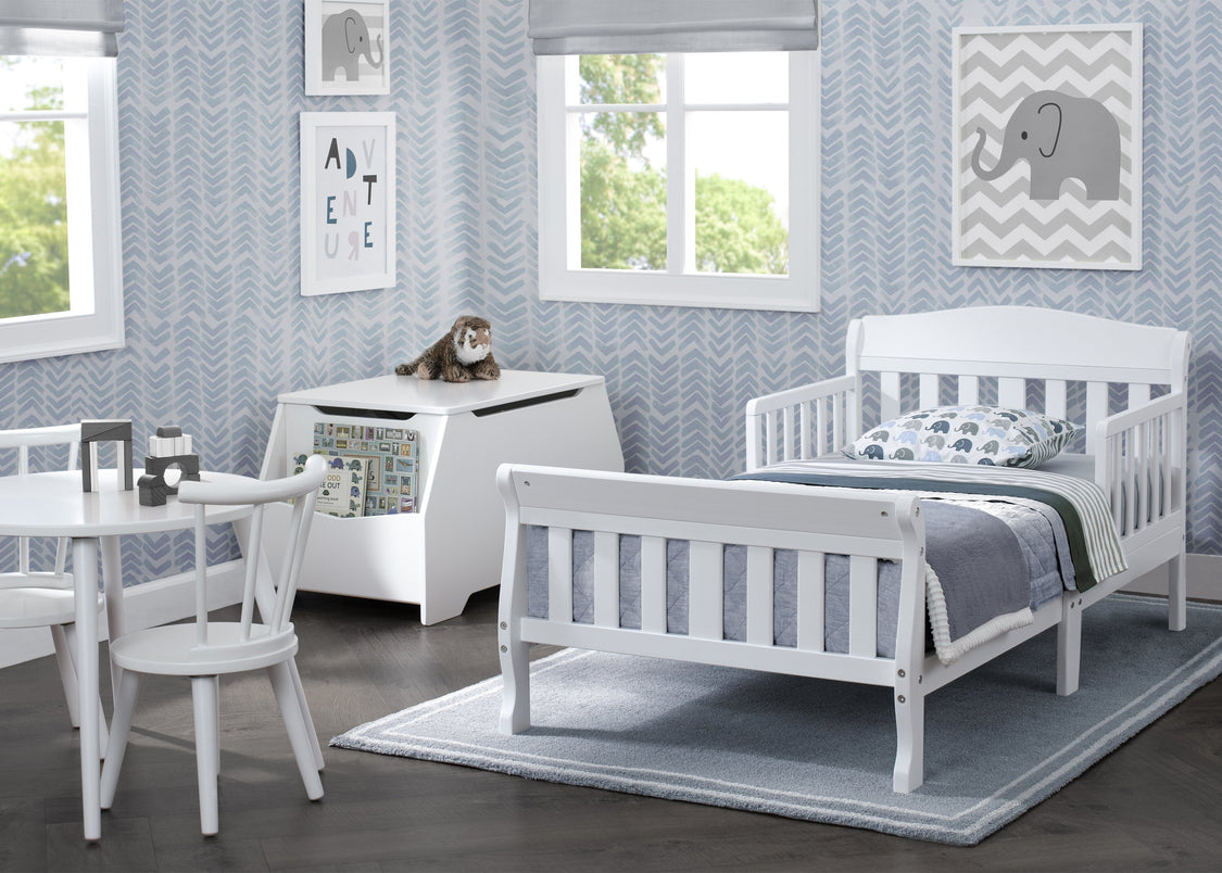 Delta Children Canton Toddler Bed White (100) roomshot a1a